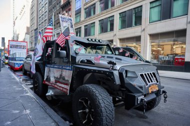 Manhattan, ABD - 11. Kasım 2021: Manhattan 'daki Gaziler Günü Geçit Töreni' nde Jeep Wrangler 'ı ayarladı. Askeri Jeep tarzı