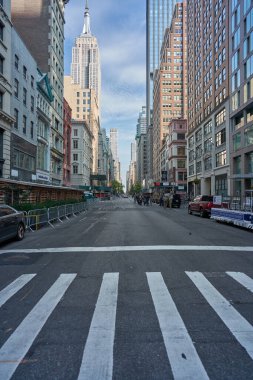 Manhattan, ABD - 11. Kasım 2021: New York 'ta Gaziler Günü Geçidi öncesinde Manhattan' da boş bir cadde