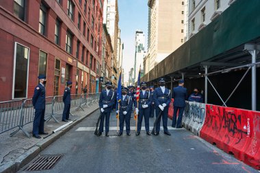 Manhattan, ABD - 11. Kasım 2021: Askerler ve Havacılar Manhattan 'daki Gaziler Günü Geçit Töreni' nde. New York Şehri Gaziler Günü 'nü kutluyor