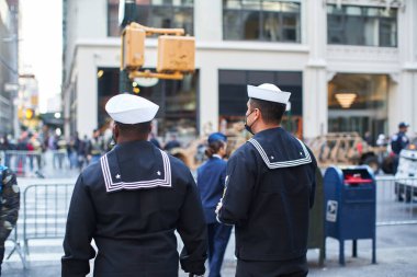 Manhattan, ABD - 11. Kasım 2021: New York 'ta denizciler. Donanma, Deniz Kuvvetleri Askerleri ve Havacılar Manhattan Gaziler Günü Geçit Töreni 'nde