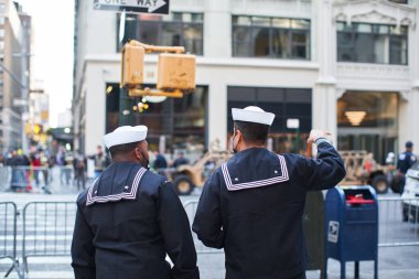 Manhattan, ABD - 11. Kasım 2021: New York 'ta denizciler. Donanma, Deniz Kuvvetleri Askerleri ve Havacılar Manhattan Gaziler Günü Geçit Töreni 'nde