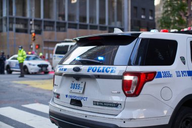 Manhattan, ABD - 11. Kasım 2021: New York 'ta New York Polis arabası Gaziler Günü geçit töreni sırasında. Polis geçit töreni yapıyor. Hizmet et ve koru. Polis arabası.