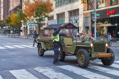 Manhattan, ABD - 11. Kasım 2021: Gaziler Günü Geçidi. Amerikan Ordusu Çavuşu NYC 'de askeri jip kullanıyor.