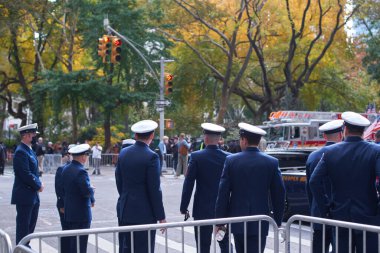 Manhattan, ABD - 11. Kasım 2021: NYC 'deki Gaziler Günü Geçidi sırasında New York' ta duran memurlar