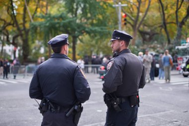Manhattan, ABD - 11. Kasım 2021: NYPD Polis Memurları Gaziler Günü Geçit Töreni 'nin güvenliğini sağlamak için yol kenarında duruyorlar