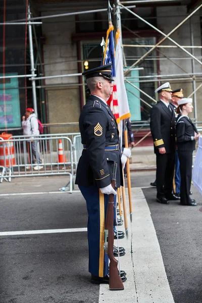 Manhattan Usa Listopad 2021 Sierżant Sztabu Wojskowego Karabinem Flagą Paradzie — Zdjęcie stockowe