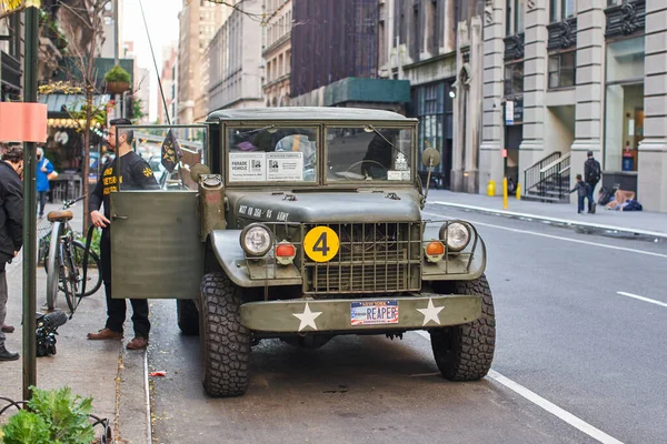 Manhattan, ABD - 11. Kasım 2021: New York 'ta Eski Geçit Aracı Manhattan' daki Gaziler Günü töreninden önce. Antika savaş nakliye kamyonu