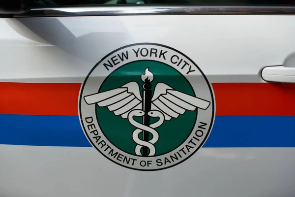 美国曼哈顿 11号2021年11月 纽约市卫生局徽章 在Dsny部门的车上 纽约最严格地保持纽约的清洁 — 图库照片