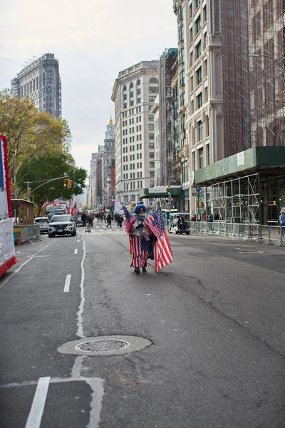Manhattan Usa Listopad 2021 Mężczyźni Chodzący Flagami Usa Pustych Ulicach — Zdjęcie stockowe