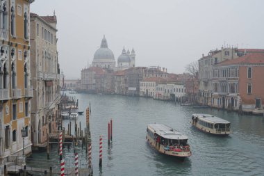 Venedik 'te sis. Venice High Angle Aerial manzaralı Canal Grande. Toplu Taşıma Teknesi