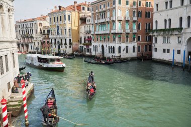 Venedik, İtalya - 24 Şubat. 2019: Venedik, İtalya 'da Gondollu Güzel Kanal. İtalya 'da Seyahat ve Tatil