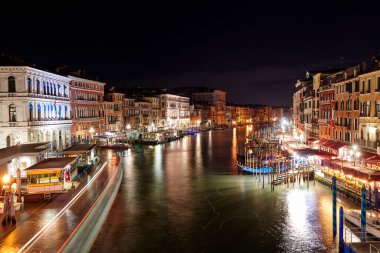 Geceleri Venedik 'teki Rialto Köprüsü' nden görüntü. Ünlü İtalyan Şehri 'ni gezmek