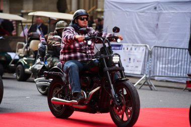 Manhattan, ABD - 11. Kasım 2021: NYC 'deki Gaziler Günü Geçit Töreni' nde motosikletli gazi