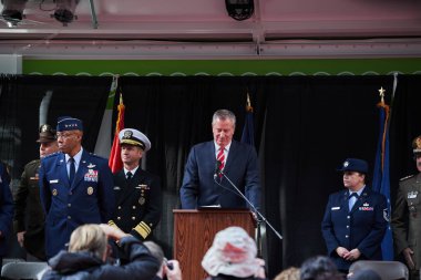 Manhattan, ABD - 11. Kasım 2021: Belediye Başkanı Bill Deblasio New York 'taki Gaziler Günü geçit töreninde konuşma yaptı. New York Belediye Başkanı