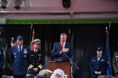 Manhattan, ABD - 11. Kasım 2021: Manhattan 'da Gaziler Günü geçit töreninde konuşan Belediye Başkanı Bill de Blasio