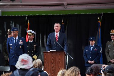 Manhattan, ABD - 11. Kasım 2021: Belediye Başkanı Bill de Blasio NYC 'deki Gaziler Günü Geçit Töreni' nde konuştu
