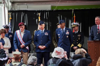 Manhattan, ABD - 11. Kasım 2021: Askeri Hava Kuvvetleri yetkilileri NYC Belediye Başkanı 'nın yanında podyumda duruyorlar