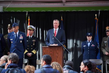 Manhattan, ABD - 11. Kasım 2021: Askeri Hava Kuvvetleri yetkilileri NYC Belediye Başkanı Bill de Blasio 'nun yanında podyumda durdular