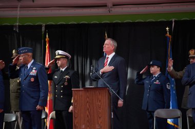 Manhattan, ABD - 11. Kasım 2021: Belediye Başkanı Bill De Blasio, New York 'taki Gaziler Günü Geçit Töreni' nde elini göğsüne koydu. Askeri yetkililer selamlıyor.