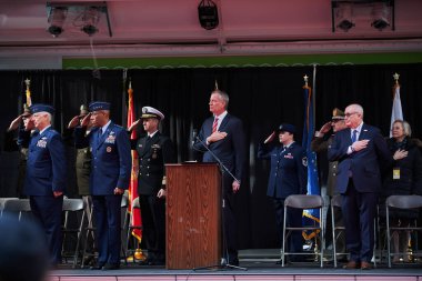 Manhattan, ABD - 11. Kasım 2021: Belediye Başkanı Bill De Blasio, New York 'taki Gaziler Günü Geçit Töreni' nde elini göğsüne koydu. Askeri yetkililer selamlıyor.