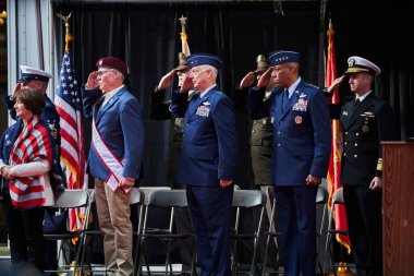 Manhattan, ABD - 11. Kasım 2021: Manhattan, NYC 'deki Gaziler Günü Geçit Töreni' nde askeri yetkililer selamladı