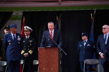 Manhattan, ABD - 11. Kasım 2021: Belediye Başkanı Bill de Blasio Manhattan, NYC 'deki Gaziler Günü Geçit Töreni' nde konuştu