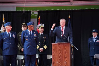 Manhattan, ABD - 11. Kasım 2021: Belediye Başkanı Bill de Blasio Manhattan, NYC 'deki Gaziler Günü Geçit Töreni' nde konuştu