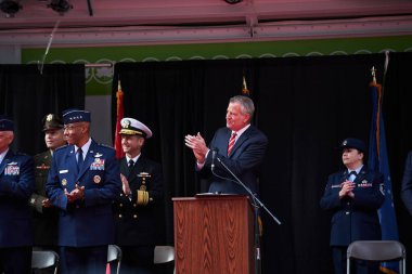Manhattan, ABD - 11. Kasım 2021: Belediye Başkanı Bill de Blasio Manhattan, NYC 'deki Gaziler Günü Geçit Töreni' nde konuştu