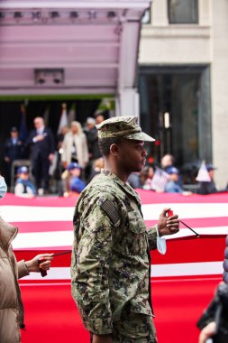 Manhattan, ABD - 11. Kasım 2021: NYC 'deki Gaziler Günü geçit töreninde kamuflajlı havacılar. Afro Amerikan askeri