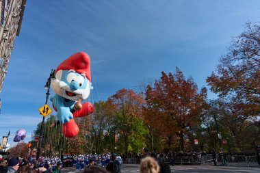 Manhattan, ABD - 24. Kasım 2021: Şirin Baba balonu New York 'taki Macys geçit töreninde. Şükran Günü töreni. Kocaman bir balon. Şükran Günü kutlamaları