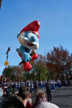 Manhattan, ABD - 24. Kasım 2021: Kocaman Şirin Baba Balonu. NYC 'de Şükran Günü geçidi. Macy geçit töreni. Şükran Günü tatilini kutluyoruz.