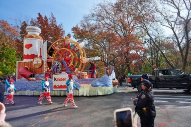 Manhattan, ABD - 24. Kasım 2021: NYC 'deki Şükran Günü Geçidi' nde Kinder Parade gösterisi