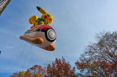 Manhattan, ABD - 24. Kasım 2021: Pikachu Pokemon Balonu Manhattan 'daki Macy' nin Şükran Günü Geçidi 'nde görüldü