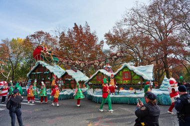 Manhattan, ABD - 24. Kasım 2021: Noel Baba Geçit Töreni Manhattan 'daki Şükran Günü Geçidi' nde gerçekleşti. Şükran Günü ve Noel kutlamaları
