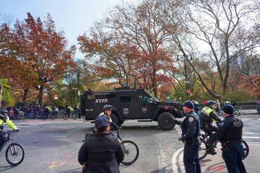 Manhattan, ABD - 24. Kasım 2021: NYPD Acil Servis, ağır zırhlı araç. NYC 'deki Şükran Günü Geçidi' nde güvenlik. Zırhlı NYPD Tankı