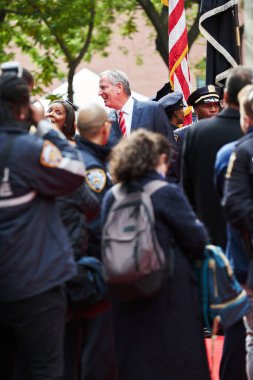 Manhattan, ABD - 11. Kasım 2021: Belediye Başkanı Bill de Blasio NYC 'deki Gaziler Günü Geçit Töreni' nde.