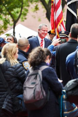 Manhattan, ABD - 11. Kasım 2021: Belediye Başkanı Bill de Blasio NYC 'deki Gaziler Günü Geçit Töreni' nde.