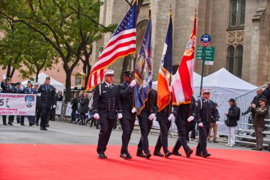 Manhattan, ABD - 11. Kasım 2021: FDNY Yabancı Savaşlar Gazileri. New York 'taki Gaziler Günü Geçidi' nde FDNY gazileri onurlandırıyor. ABD ve New York bayrakları
