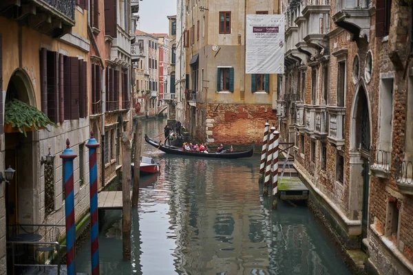 Канал Венеции Малые Каналы Ведущие Через Знаменитую Венецию — стоковое фото