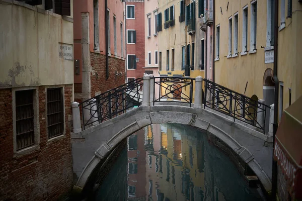 Венецианский Канал Мостом Соединяющим Острова Венеции Понте Делле Колон — стоковое фото
