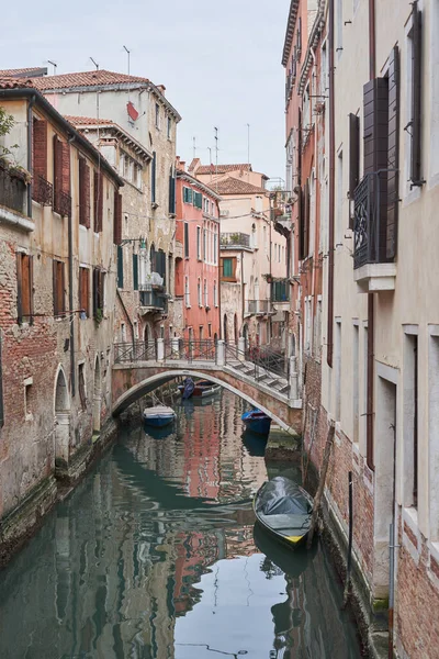 Canal Apertado Veneza Pontes Que Cruzam Água Veneza — Fotografia de Stock