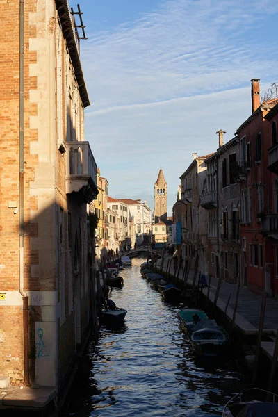 Canal Apertado Veneza Pontes Que Cruzam Água Veneza — Fotografia de Stock