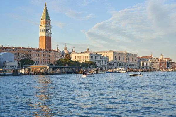Önde Piazza San Marco Kilise Kulesi ve Kanal Grande manzarası. Venedik 'i gezmek