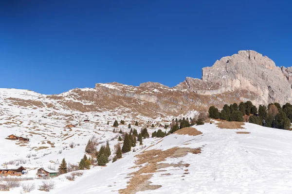 雪に覆われたセセダ山 アルプスの美しい冬の風景 — ストック写真