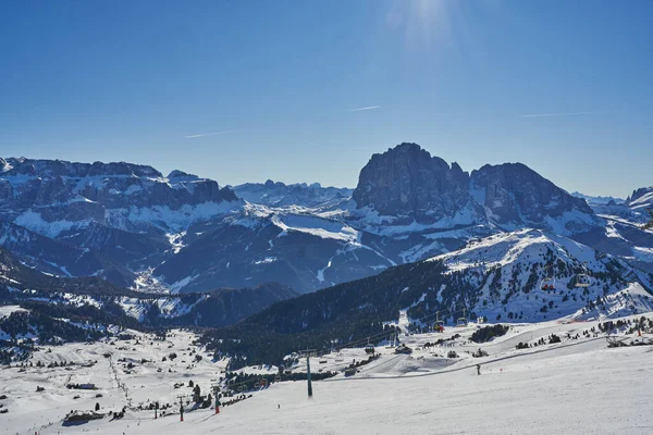 ドロミテの美しいヴァル ガーデナ セチェダからセッラ山の景色 南チロルのサンタ クリスティーナとセルヴァへのスキー場 雪に覆われた冬の風景 — ストック写真