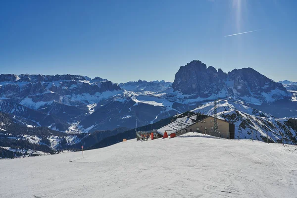 ヴァル ガーデナの美しい冬の風景 サソルンゴ山を背景に 広い冬の風景 — ストック写真