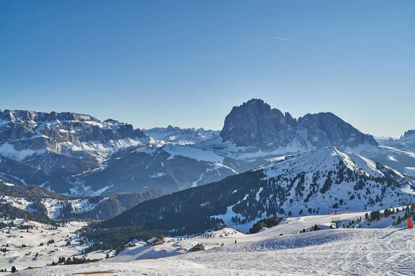 ドロミテの美しいヴァル ガーデナ セチェダからセッラ山の景色 南チロルのサンタ クリスティーナとセルヴァへのスキー場 雪に覆われた冬の風景 — ストック写真