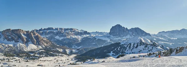 ヴァル ガーデナの美しい冬の風景 サソルンゴ山を背景に 広い冬の風景 — ストック写真