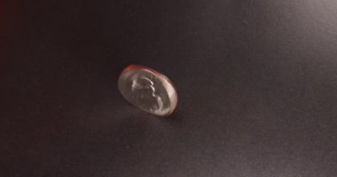 Bir dolar, Eisenhower Doları karanlık yüzeyde dönüyor. Döndürme, bir dolar para