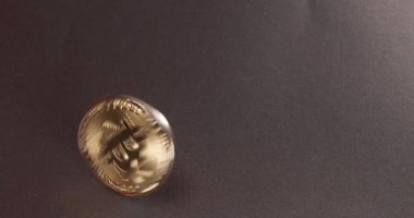 Bitcoin Kripto Para Birimi 'ni karanlık arka planda çeviriyorum. Altın BTC madeni para.